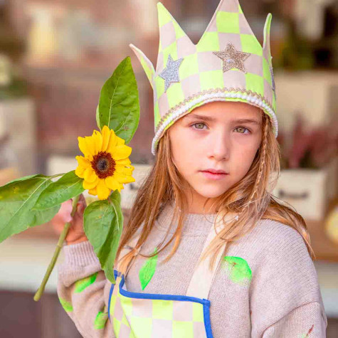 Green crown with star