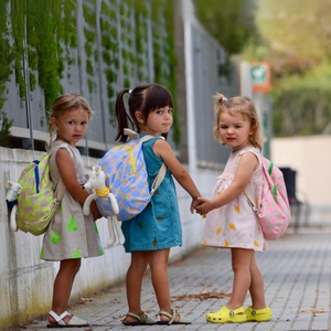 🚌 ¡Hora de volver al cole con estilo! 🚌

¡Las mochilas de Lolaletost están aquí para hacer que el regreso a clases sea inolvidable! Diseños únicos y colores alegres que encantan a los niños y aseguran que sus pertenencias se mantengan seguras y a la moda. Prepárate para el cole con las mochilas más chic del año.